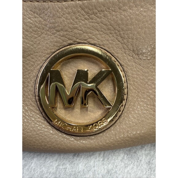 Michael Kors Fulton Wristlet Purse Pebbled Leather With Gold Zipper and Strap - Picture 5 of 12